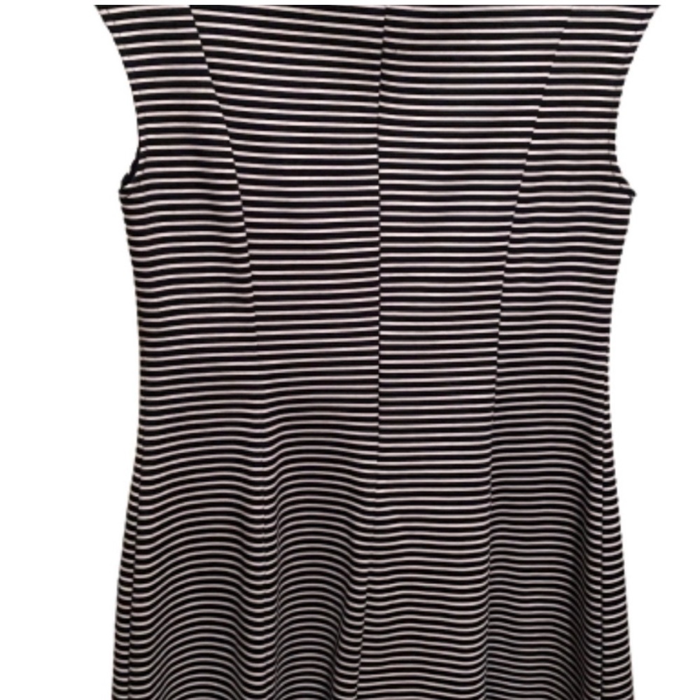🆕 GAP Women's Striped Fit & Flare Skater Dress with Cap Sleeves 8 - Picture 8 of 16